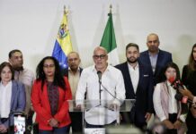 Organización venezolana en Miami rechaza reanudación del diálogo con Caracas miembros de la delegación oficialista venezolana