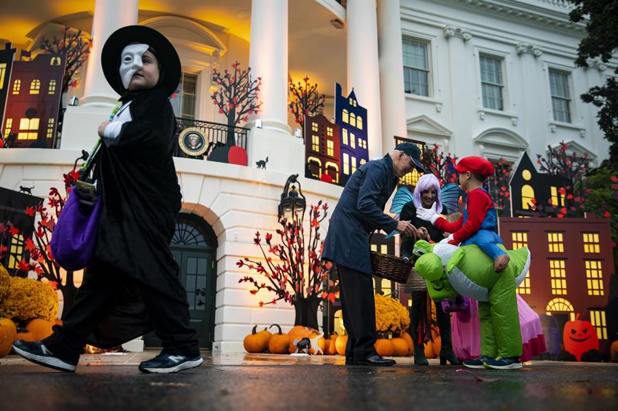 niños en la Casa Blanca en Halloween (3)
