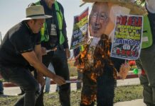 Activistas de Tijuana queman piñata de Ken Salazar por reformas migratorias quema de una piñata simbólica del embajador de Estados Unidos en México, Ken Salazar, a manera de protesta (1)