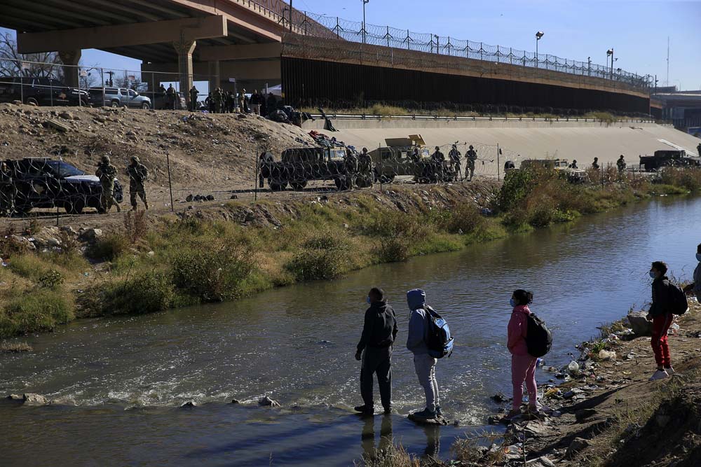 El Gobierno de Texas desplegó a lo largo del bordo del Río Bravo aproximadamente 400 elementos de la Guardia Nacional estadounidense, intimidando con esto a los migrantes que se ubican del otro lado del río, en Ciudad Juárez, en el norteño estado de Chihuahua, un día después de que el Tribunal Supremo anunciara que se mantiene de momento el título 42, una norma sanitaria que permite la expulsión de la mayoría de migrantes.