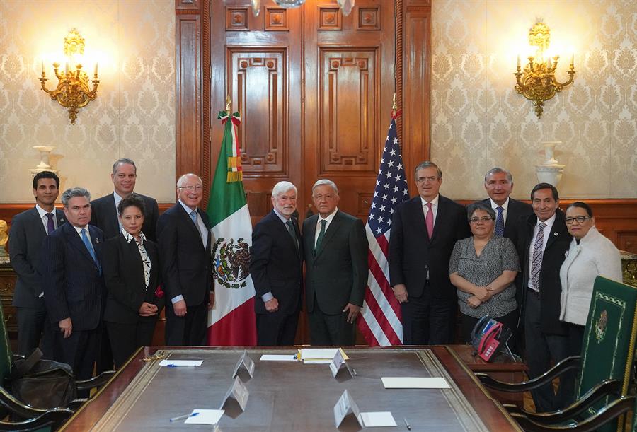 Andrés Manuel López Obrador (c-d) y el asesor presidencial especial para las Américas de Estados Unidos, Chris Dodd Andrés Manuel López Obrador (c-d) y el asesor presidencial especial para las Américas de Estados Unidos, Chris Dodd