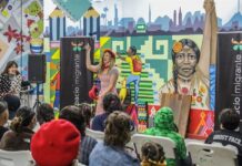 Un grupo de amigos, llamado Emergency Circus, radicados en San Diego (California, EE.UU.), dedicados a la música y el clown, lleva desde hace más de una década risas y alegría a niñas y niños migrantes en México que esperan obtener asilo en Estados Unidos.