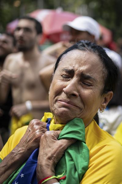  Hinchas de la selecci&oacute;n brasile&ntilde;a de f&uacute;tbol reaccionan tras la derruta de su selecci&oacute;n.