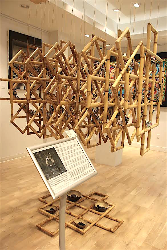 La instalación con la cual la artista ecuatoriana Carmen Vicente participó en la Trienal de Arte Latinoamericano de Nueva York, actualmente es parte de la muestra presentada por la galería Nahualli, localizada al extremo sur del famoso Oculus del nuevo WTC.