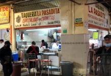 Los pasillos de la Central de Abasto de la Ciudad de México, la más grande de América Latina, se abarrotan de personas que acuden a hacer sus compras para las fiestas navideñas en busca de variedad y mejores precios que en los grandes supermercados.