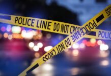 Detienen a sospechoso buscado por un tiroteo mortal en carretera de Florida Un joven de 21 años fue detenido en el sur de Florida (EE.UU.) como supuesto autor de la muerte de una maestra de primaria hace casi un mes, tras ser alcanzada por varios disparos en una carretera interestatal, lo que provocó una intensa búsqueda del sospechoso a través de un boceto distribuido por la Policía.