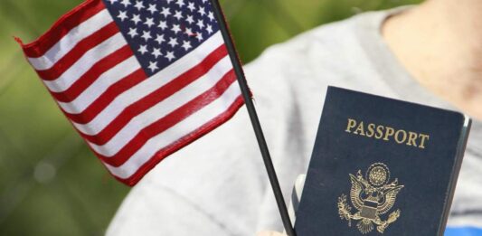 El Servicio de Ciudadanía e Inmigración de Estados Unidos (USCIS) actualizó su política para extender automáticamente la validez de las tarjetas de residente permanente hasta dos años para los extranjeros que han solicitado la ciudadanía, informó este viernes la agencia federal.