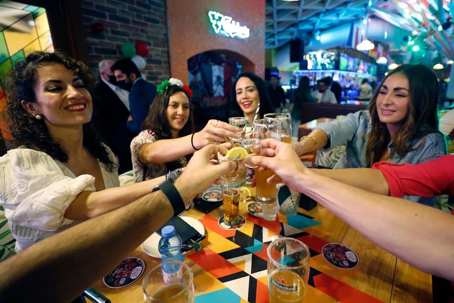 Ciudadanos mexicanos celebran el día nacional de su país en el restaurante SeñorRitas (2)