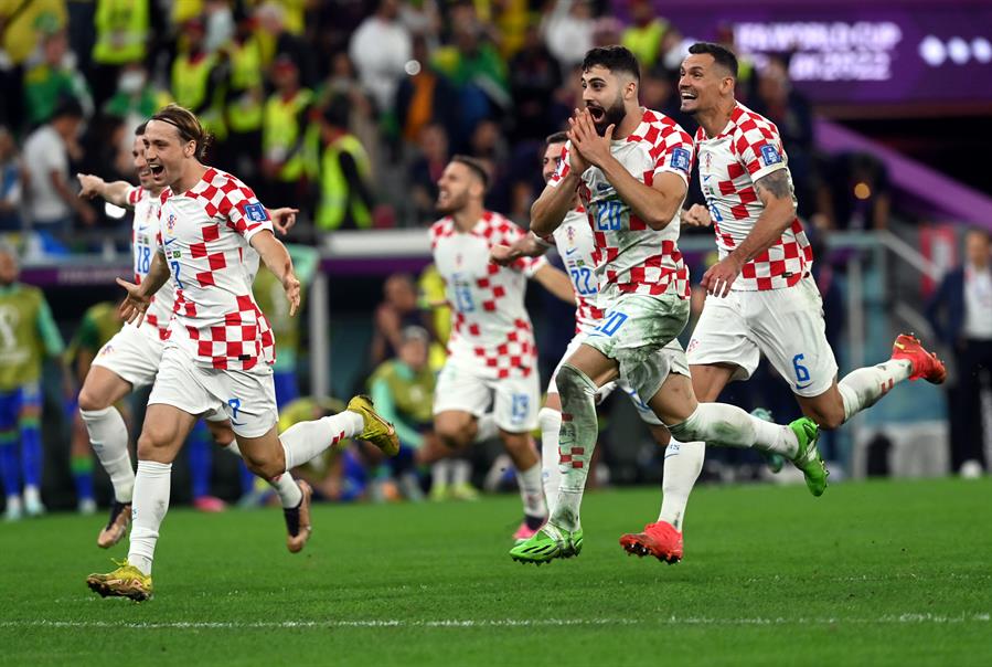 Croacia 1 Croacia, vigente subcampeona mundial, acabó con el sueño de Brasil de lograr el 'hexacampeonato' al superar a la Canarinha por 4-2 en la tanda de penaltis tras acabar el encuentro con empate a cero y la prórroga con igualada a uno.