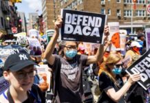 Organizaciones en favor de los inmigrantes en Estados Unidos dejaron claro este viernes que el nuevo fracaso en las negociaciones para lograr un acuerdo sobre los "soñadores" no les hará cesar su lucha: "Continuaremos hasta que sean reconocidos como estadounidenses", dijeron.