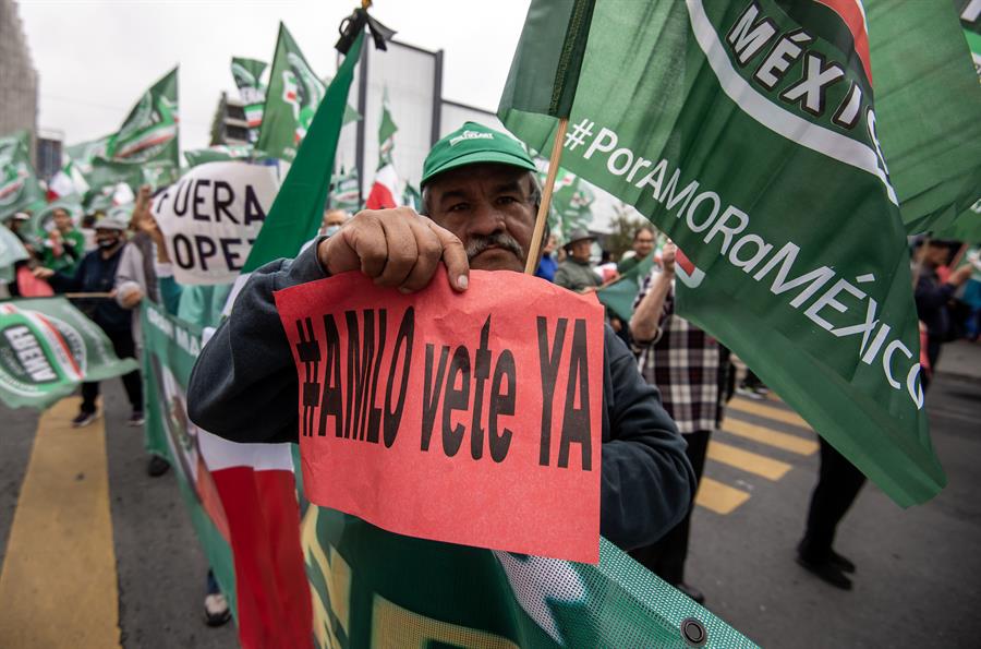 Decenas de personas convocadas por el movimiento Frente Nacional Ciudadano, (FRENA), participan en una marcha en la macroplaza de la ciudad de Monterre (3)