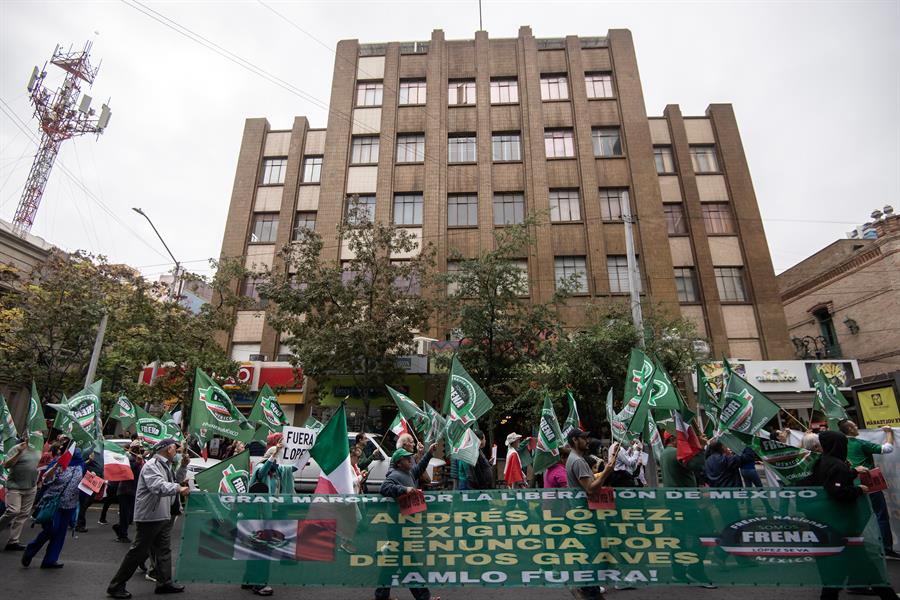 Decenas de personas convocadas por el movimiento Frente Nacional Ciudadano, (FRENA), participan en una marcha en la macroplaza de la ciudad de Monterre (3)