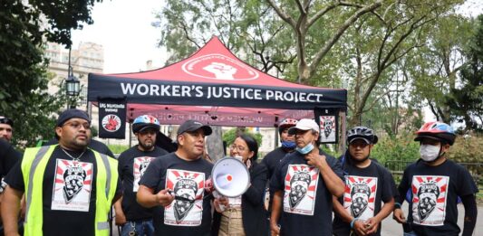 Las más de 60,000 personas que laboran como trabajadores independientes de entrega de alimentos en la ciudad de Nueva York a través de aplicaciones como GrubHub y Ubereats o DoorDash. Un gran porcentaje de esta fuerza laboral son inmigrantes latinos, también conocidos como “deliveristas”.