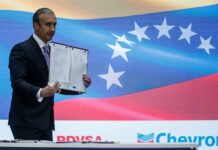 El Gobierno de Venezuela y la empresa estadounidense Chevron suscribieron este viernes contratos en Caracas para la continuación de la producción conjunta de petróleo