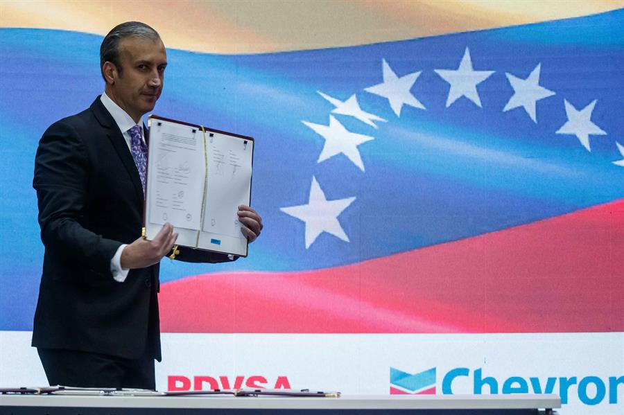 El Gobierno de Venezuela y la empresa estadounidense Chevron suscribieron este viernes contratos en Caracas para la continuación de la producción conjunta de petróleo El Gobierno de Venezuela y la empresa estadounidense Chevron suscribieron este viernes contratos en Caracas para la continuación de la producción conjunta de petróleo