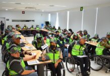 Aeropuerto de la Ciudad de México reanuda empleo a personas con discapacidad El Aeropuerto Internacional de la Ciudad de México (AICM) “Benito Juárez”, en la capital mexicana, contrató a 50 personas bilingües, la mayoría con alguna discapacidad o de la tercera edad, para reanudar un programa de atención a los viajeros suspendido durante la pandemia.