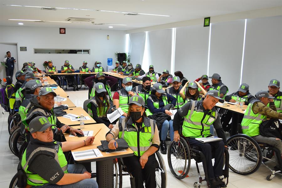 Empleados de la terminal aérea del aeropuerto, en Ciudad de México El Aeropuerto Internacional de la Ciudad de México (AICM) “Benito Juárez”, en la capital mexicana, contrató a 50 personas bilingües, la mayoría con alguna discapacidad o de la tercera edad, para reanudar un programa de atención a los viajeros suspendido durante la pandemia.