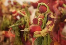 Oaxaca se llena de figuras hechas con rábanos después de dos años sin festejo Después de dos años de suspensión por la pandemia de la covid-19, este 23 de diciembre, en las vísperas de la Navidad, volvió a presentarse la tradicional Noche de Rábanos en su edición 125, en el zócalo de la ciudad de Oaxaca, en el sureño estado mexicano del mismo nombre.