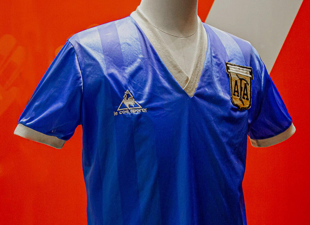 Réplica de la camiseta que usó Diego Armando Maradona en el Mundial del 1986, en México. Fotografía cedida por Museos de Qatar que muestra una réplica de la camiseta que usó el argentino Diego Armando Maradona en el Mundial del 1986, en México.