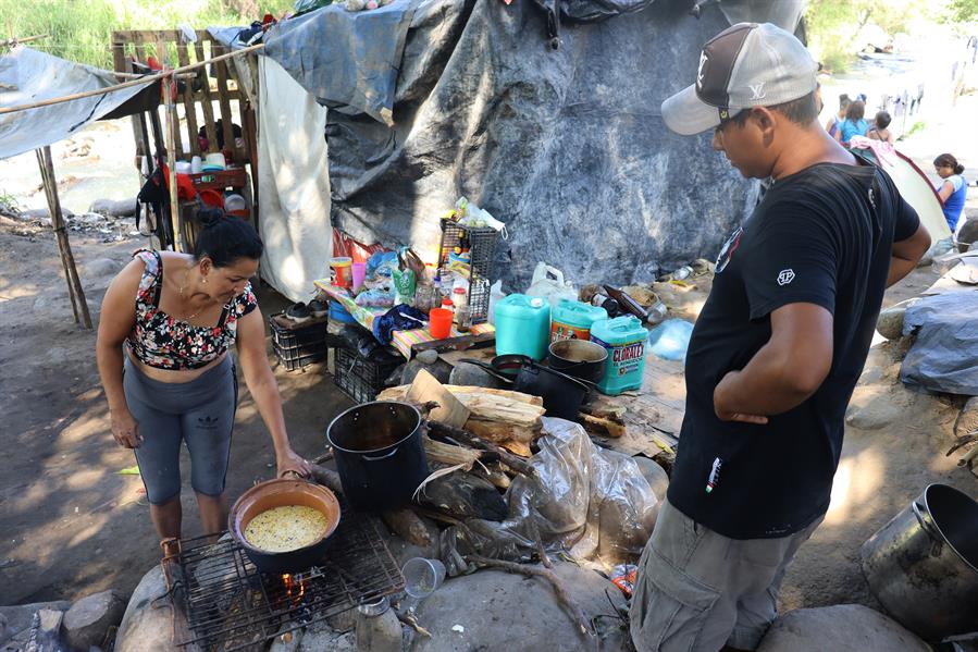 Grupos de personas migrantes se establecen en un campamento improvisado a orillas del Río Coatán (2)