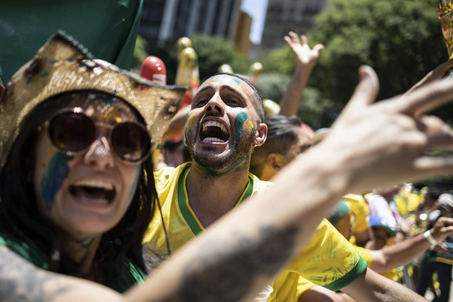 Hinchas de la selecci&oacute;n brasile&ntilde;a de f&uacute;tbol observan la transmisi&oacute;n en una pantalla gigante del partido de Brasil ante Croacia del Mundial de Qatar 2022.