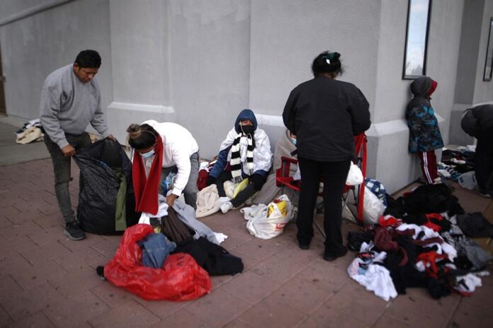 Inmigrantes indocumentados que recién cruzaron la frontera desde México Inmigrantes indocumentados que recién cruzaron la frontera desde México