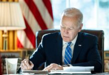 Biden firma ley para financiar la Defensa de EE.UU. y mejorar lazos con Ecuador El presidente de Estados Unidos, Joe Biden, firmó este viernes una ley destinada a financiar la Defensa del país y que contiene otro proyecto legislativo para mejorar la cooperación con Ecuador, especialmente en materia comercial y combate contra el crimen organizado.
