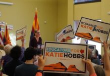 Latinos esperan menos mano dura en Arizona con nueva gobernadora demócrata