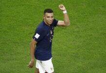 3-1. Giroud y Mbappe conducen a Francia a cuartos Olivier Giroud, con un tanto al borde del descanso (m.44), y Kylian Mbappe, con un doblete (m.74 y 91), firmaron la victoria de Francia sobre Polonia (3-1) que sitúa a los campeones del mundo en los cuartos de final, en los que se encontrarán con el vencedor del encuentro Inglaterra-Senegal.