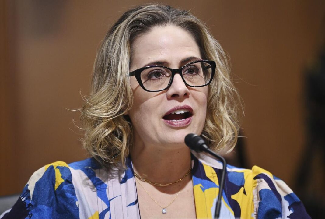 La senadora estadounidense Kyrsten Sinema ha decidido registrarse como independiente y abandonar el Partido Demócrata, lo que deja el Senado de EEUU con una mayoría justa para el partido del presidente Joe Biden.