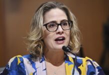 La senadora estadounidense Kyrsten Sinema ha decidido registrarse como independiente y abandonar el Partido Demócrata, lo que deja el Senado de EEUU con una mayoría justa para el partido del presidente Joe Biden.