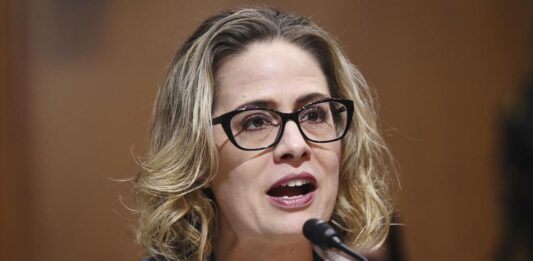 La senadora estadounidense Kyrsten Sinema ha decidido registrarse como independiente y abandonar el Partido Demócrata, lo que deja el Senado de EEUU con una mayoría justa para el partido del presidente Joe Biden.