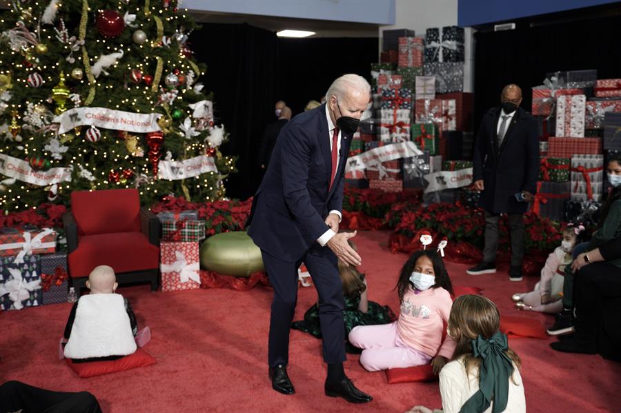 Los Biden visitan a un grupo de ni&ntilde;os en un hospital (1)