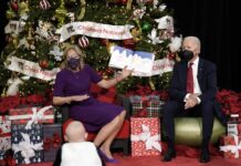 Los Biden visitan a un grupo de niños en un hospital y les leen un cuento Los Biden
