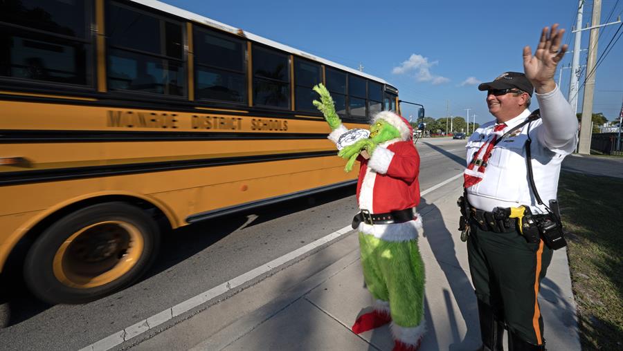 Lou Caputo, disfrazado de Grinch, y el diputado Andrew Leird (3)