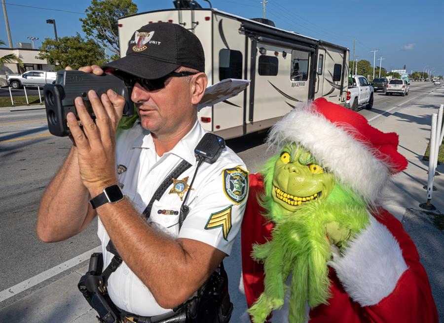Lou Caputo, disfrazado de Grinch, y el diputado Andrew Leird (3)