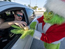 Lou Caputo, disfrazado de Grinch, y el diputado Andrew Leird (3)