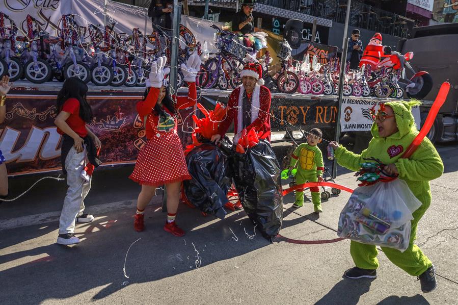 M&aacute;s de 7.000 motociclistas procedentes de diversas ciudades de M&eacute;xico y Estados Unidos se reunieron este domingo en la fronteriza Tijuana (2)