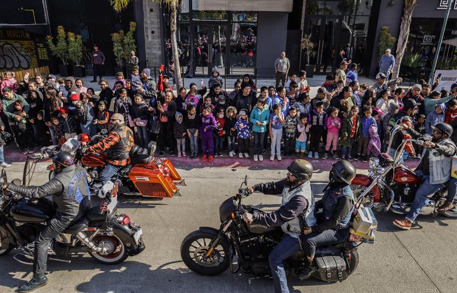 M&aacute;s de 7.000 motociclistas procedentes de diversas ciudades de M&eacute;xico y Estados Unidos se reunieron este domingo en la fronteriza Tijuana (4)