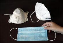 Nueva York subasta excedente de productos de covid-19 a precios ínfimos El Departamento de Salud de la ciudad de Nueva York emitió este viernes una recomendación para volver a usar las mascarilla en lugares públicos, tanto internos como al aire libre cuando se acumula un gran número de personas, en momentos en que los casos de la covid-19 y otras enfermedades de esta temporada invernal "están experimentando picos simultáneos inusualmente altos".