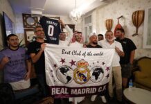 Miembros de la peña del Real Madrid en Catar, durante el partido Real Madrid-Atlético (1)