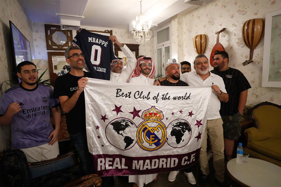 Miembros de la peña del Real Madrid en Catar, durante el partido Real Madrid-Atlético (1) Miembros de la peña del Real Madrid en Catar, durante el partido Real Madrid-Atlético (1)