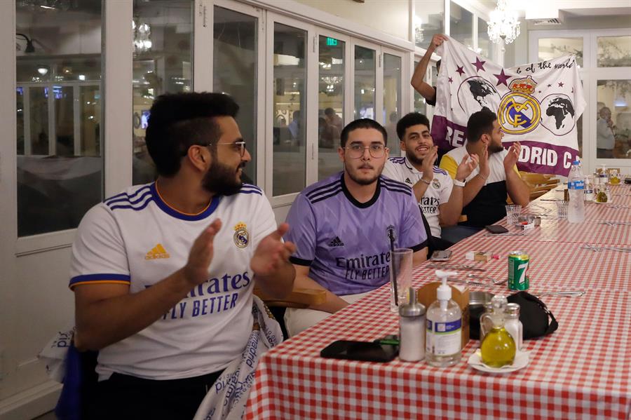 Miembros de la peña del Real Madrid en Catar, durante el partido Real Madrid-Atlético (1)