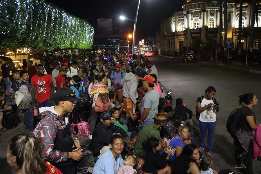  Unos 1.000 migrantes que se mantienen varados en la frontera sur de M&eacute;xico buscan entregarse a las autoridades de manera masiva para ser procesados 