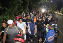 Migrantes caminan en caravana (2)