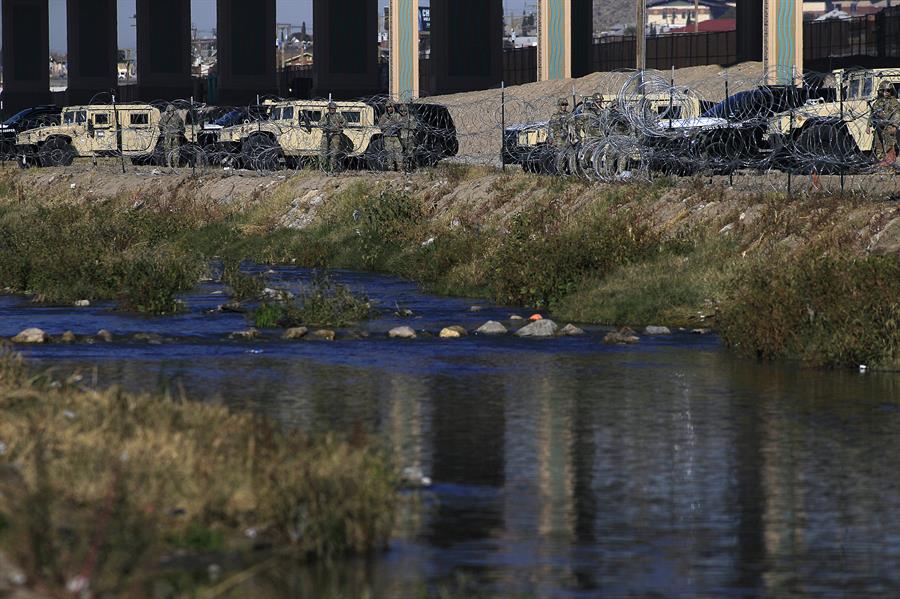 Migrantes caminan en una orilla del R&iacute;o Bravo ante el operativo que implement&oacute; la Guardia Nacional estadounidense (3)