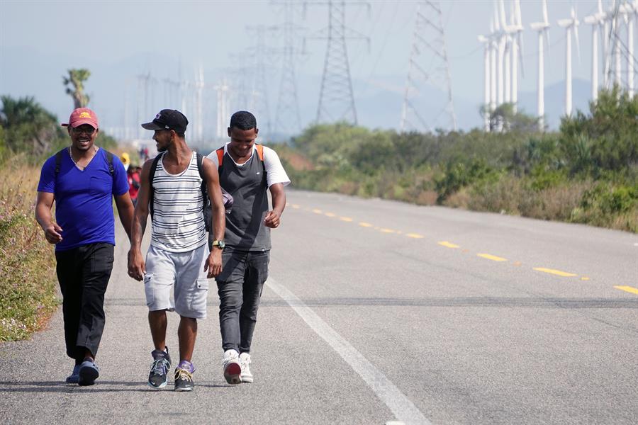 Migrantes caminan por una autopista del tramo La Ventosa rumbo a la frontera norte, el 14 de diciembre de 2022, en el municipio de Juchit&aacute;n, Oaxaca (M&eacute;xico). 