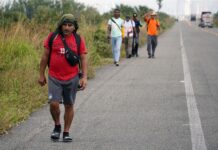Miles de migrantes quedan a la deriva en el sur de México Miles de migrantes caminan a la deriva por la carretera Panamericana en el sur de México, tras el cierre del módulo migratorio del Instituto Nacional de Migración (INM) para regularizar de manera provisional a indocumentados de Centro y Suramérica, Haití, Cuba y Oriente Medio.