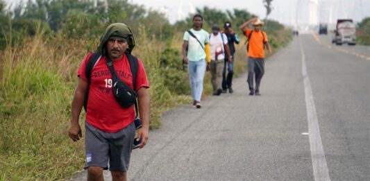 Miles de migrantes caminan a la deriva por la carretera Panamericana en el sur de México, tras el cierre del módulo migratorio del Instituto Nacional de Migración (INM) para regularizar de manera provisional a indocumentados de Centro y Suramérica, Haití, Cuba y Oriente Medio.