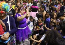 Migrantes con residencia permanente disfrazados de payasos actúan para divertir a niños en Tapachula (1)
